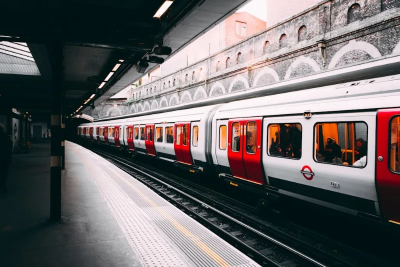 Chanting in busy daily life during urban commute and work breaks